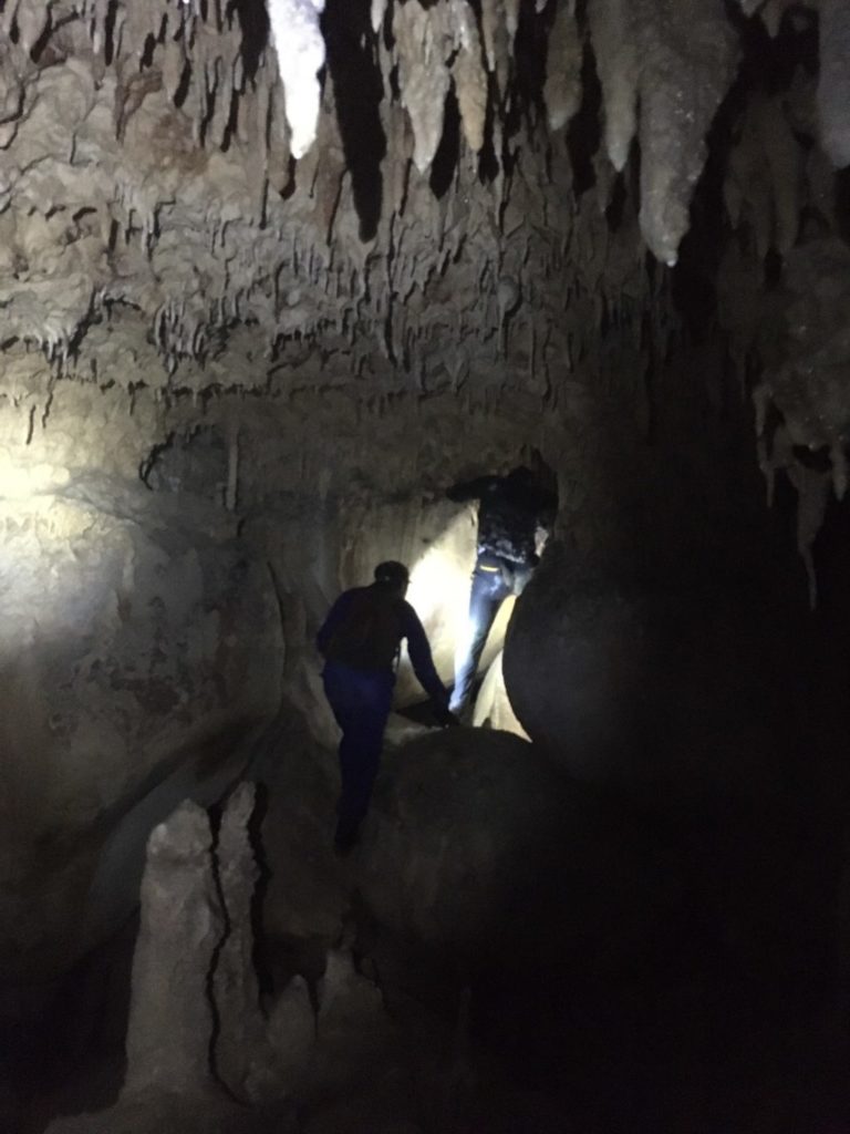 鍾乳洞では味わえないガチ洞窟探検
